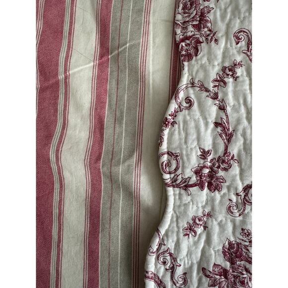 New without Tags Quilted Red Cream Standard Shams Set of 2 - Picture 7 of 10